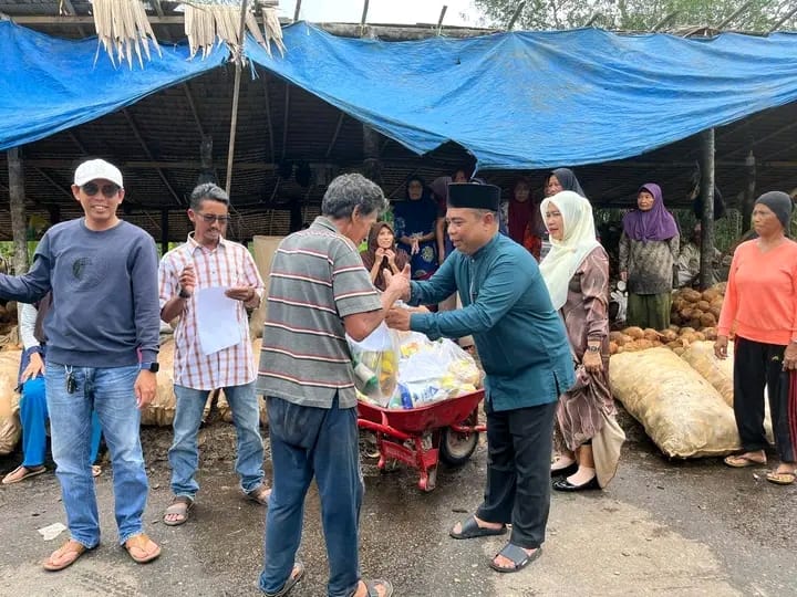 Albert Chaniago Dengar Keluh Kesah Pekerja Gudang Kelapa Betara Kanan