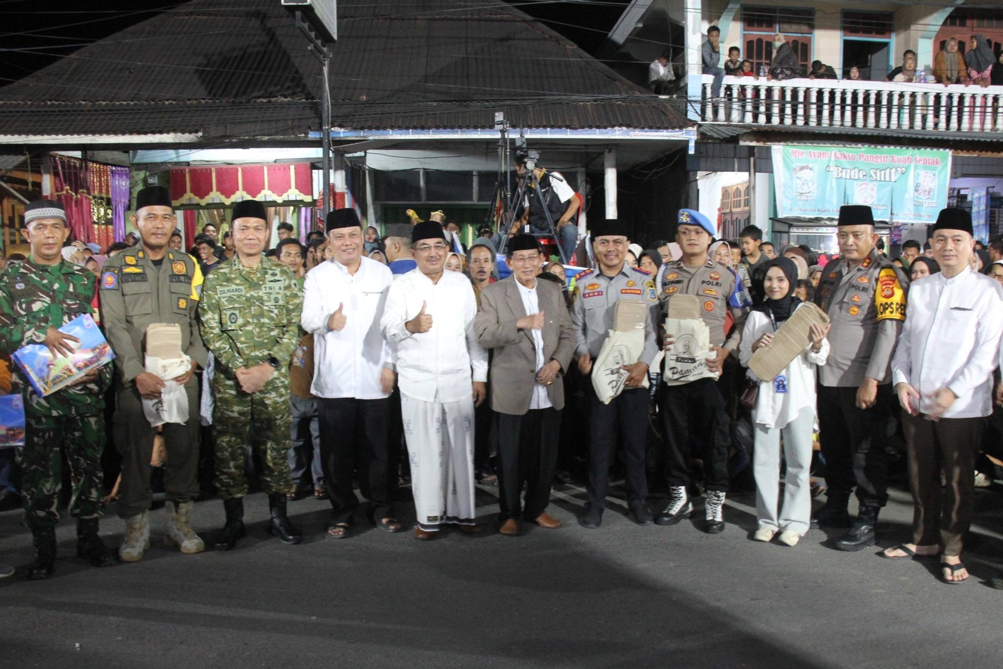 Ribuan Warga Padati Malam Puncak Festival Arakan Sahur 2026 di Tanjab Barat