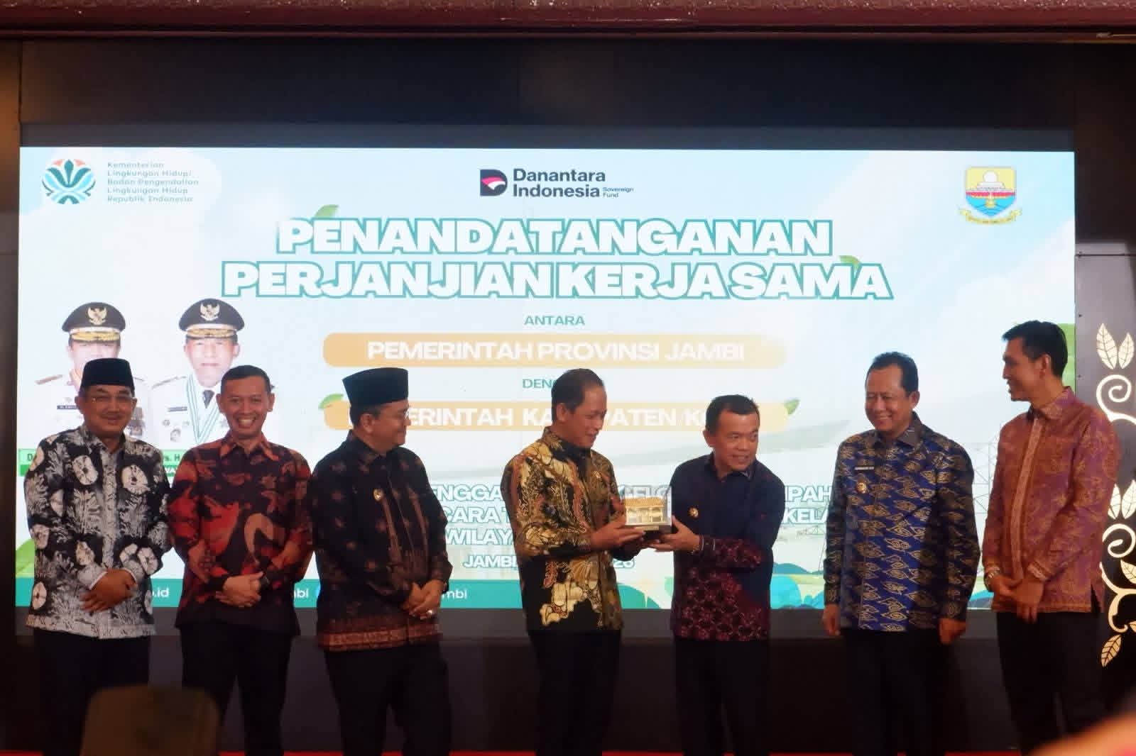 Bupati Hadiri Penandatanganan PSEL, Dorong Sampah Jadi Energi Listrik di Jambi Raya