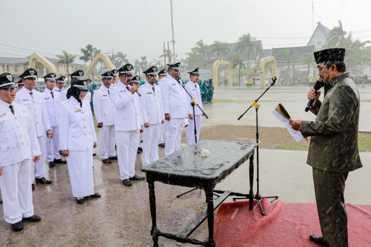 Bupati Lantik 43 Kades di Alun-alun Kuala Tungkal