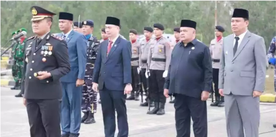 Peringatan Hari Pahlawan, Wakil Ketua II DPRD Tanjabbar Ikuti Upacara Pelarungan Karangan Bunga
