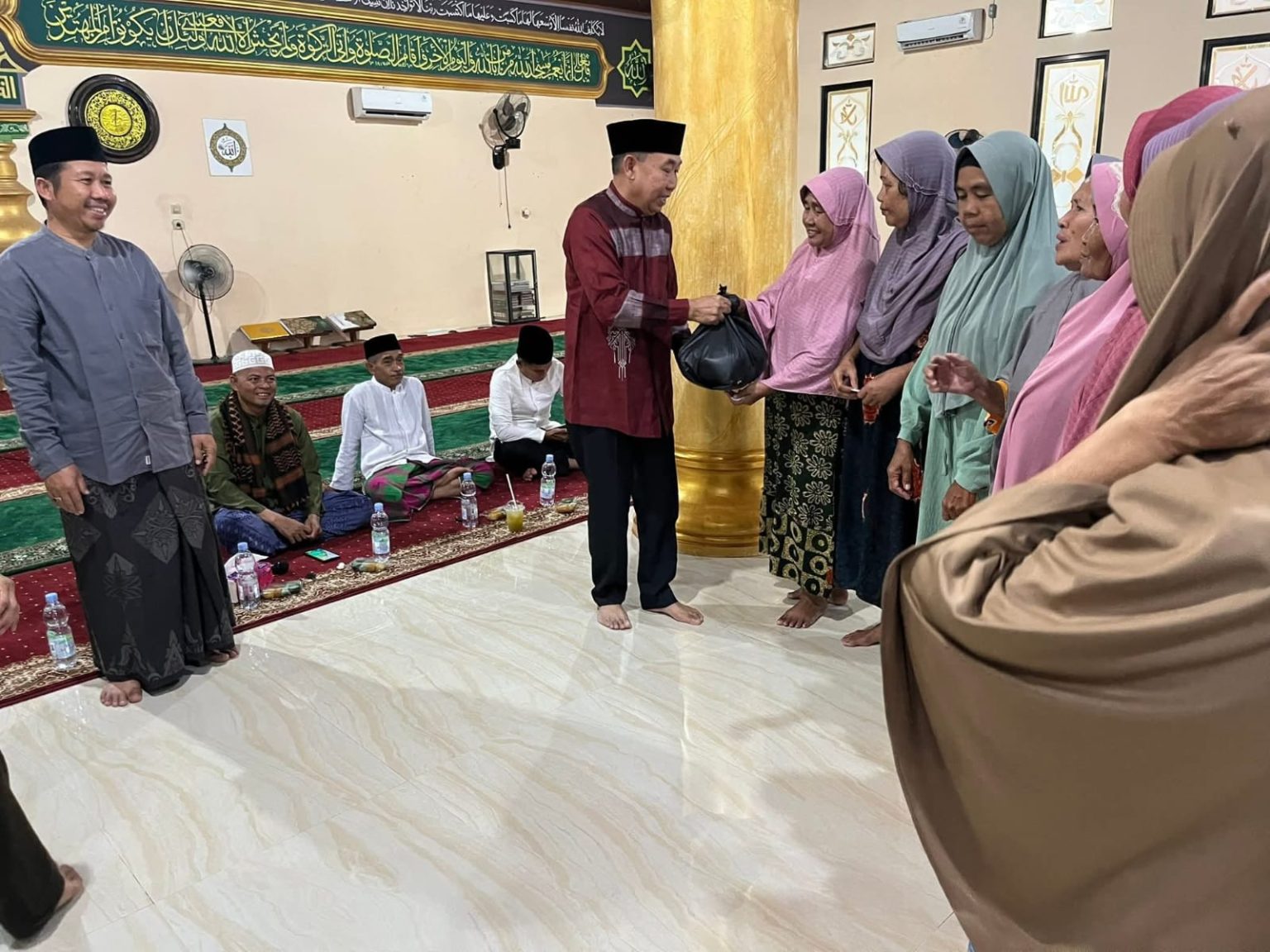 Ketua DPRD Tanjabbar Bagikan Sembako, Pererat Silaturahmi di Bulan Ramadan