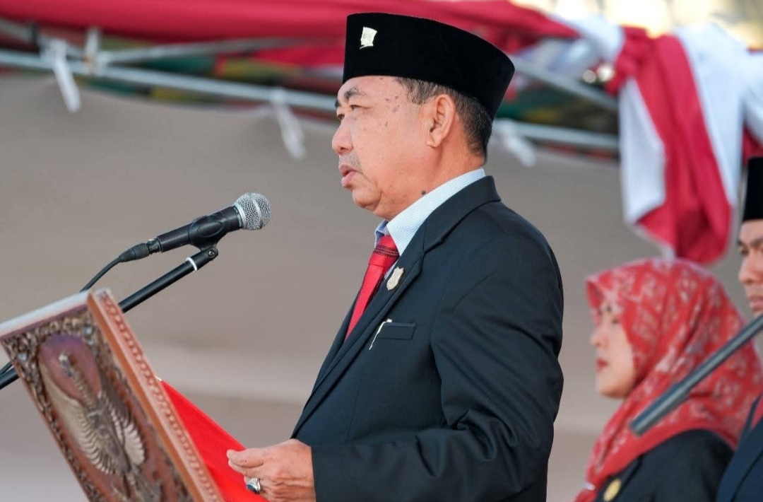Ikuti Upacara HUT-RI Ke-80, Ketua DPRD Tanjab Barat Bacakan Teks Proklamasi