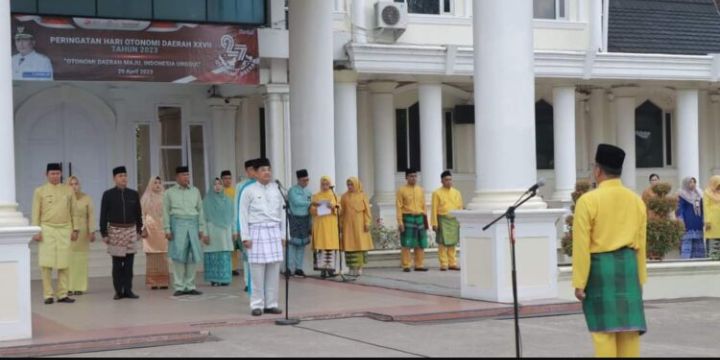 Bupati Tanjung Barat (Tanjabbar), Drs. H. Anwar Sadat M. Ag pimpin upacara gabungan TNI, Polri, dan Aparatur Sipil Negara (ASN) Pemkab Tanjabbar, dala