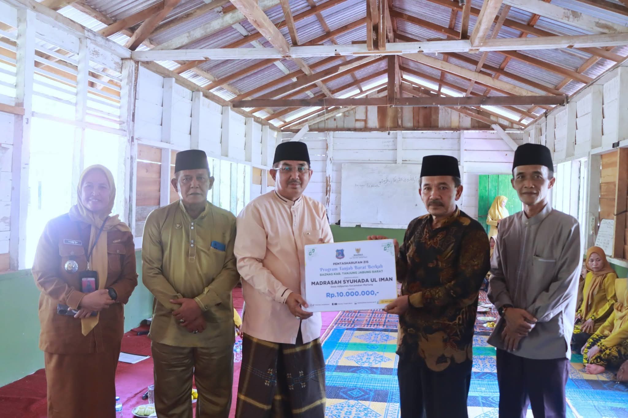 Bupati Serahkan Bantuan Pembangunan Madrasah, Dorong Masyarakat Gotong Royong Perbaiki Sarana Pendidikan Agama