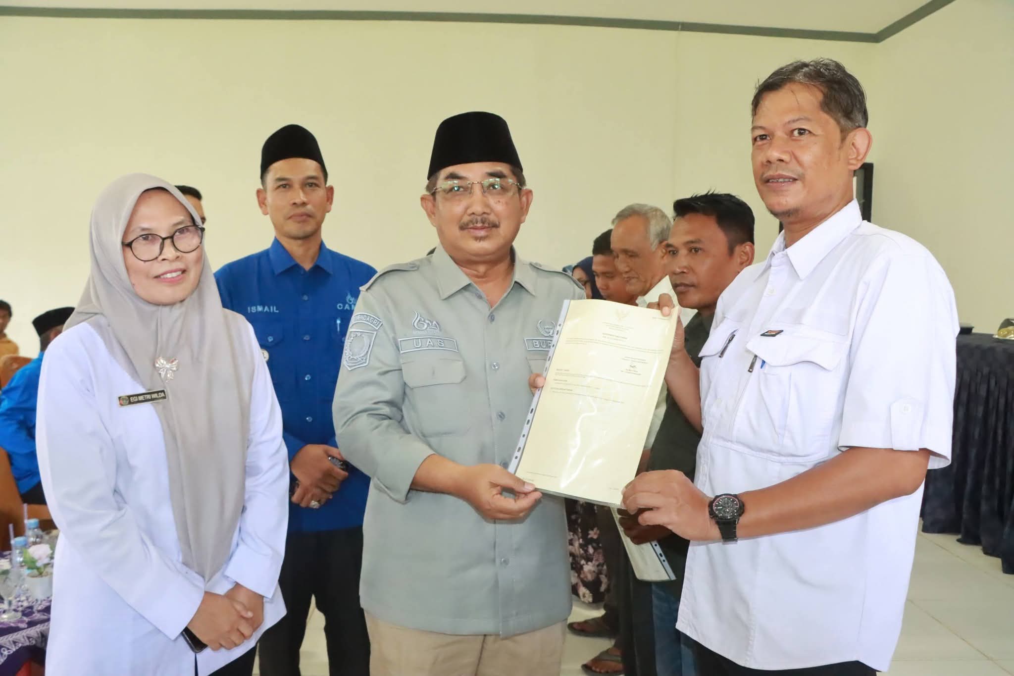 Bupati Serahkan 71 Sertifikat Tanah Konsolidasi untuk Warga Teluk Nilau