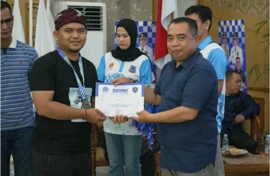 Ketua Komisi III DPRD Tanjab Barat, Albert Chaniago, Hadiri Penutupan Kejurprov Catur Jambi 2025, Tanjab Barat Raih Juara Umum